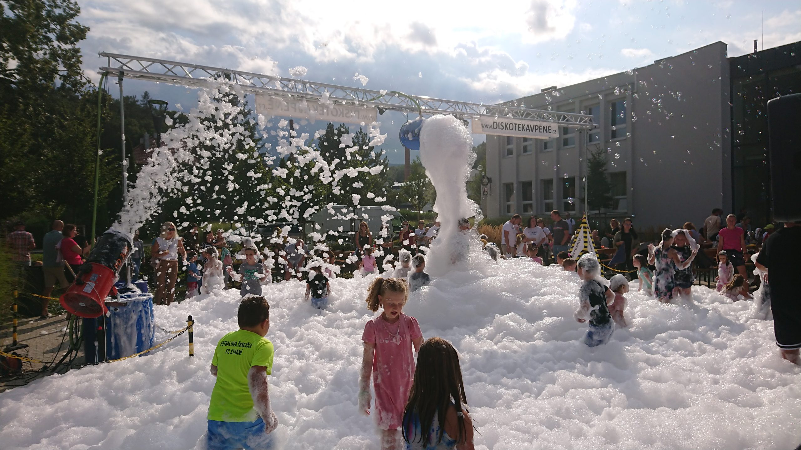 Diskotéka v pěně, pěnová párty, pěnovka, foam party